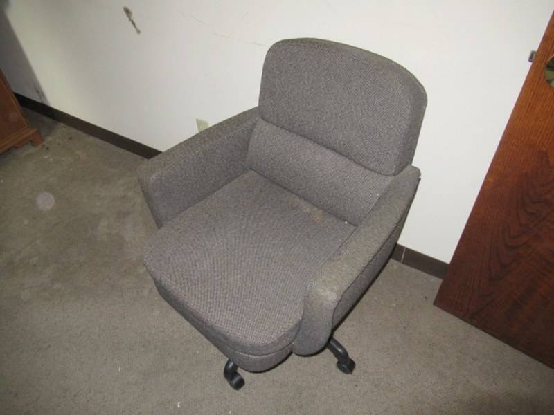 lot 108 image: FLEXSTEEL CLOTH OFFICE CHAIRS