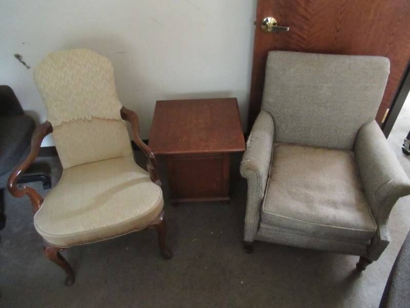 lot 110 image: VINTAGE CHAIRS WEND TABLE
