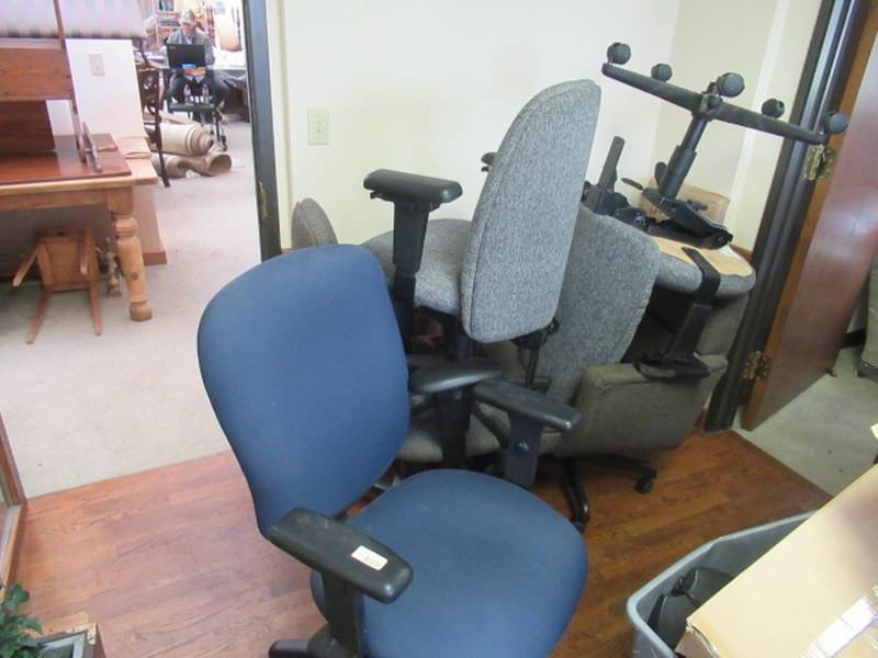 lot 113 image: ASSORTED EXECUTIVE OFFICE CHAIRS