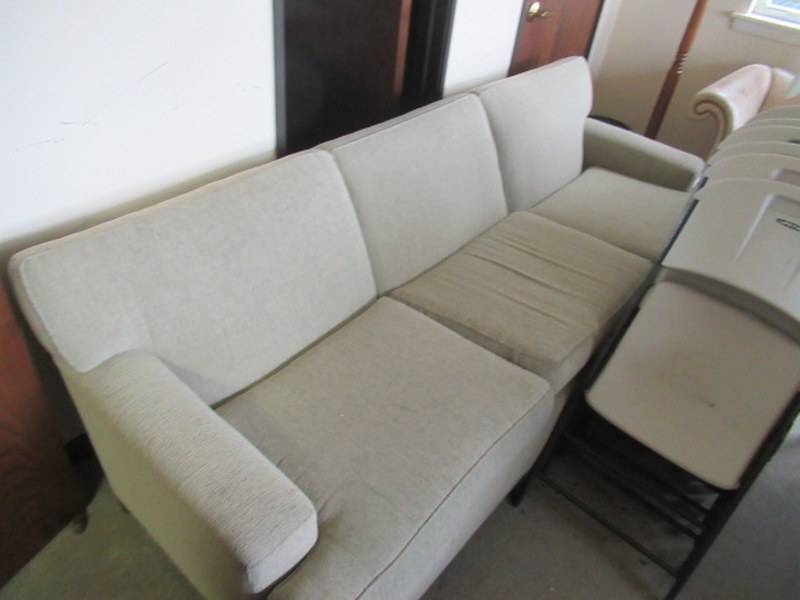 lot 116 image: VINTAGE CLOTH COUCH