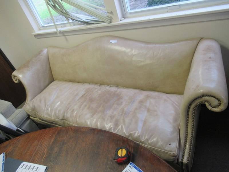 lot 123 image: VINTAGE LEATHER COUCH