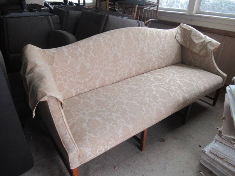 lot 151 image: VINTAGE CLOTH COUCH