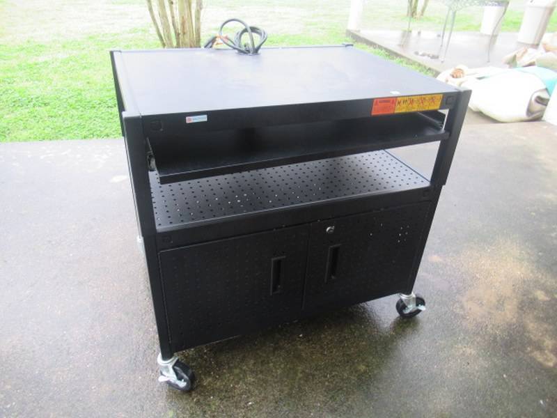 lot 156 image: METAL PROJECTOR CART