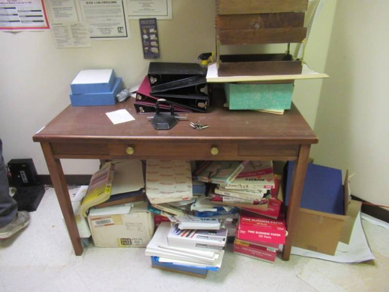 lot 187 image: DESK
