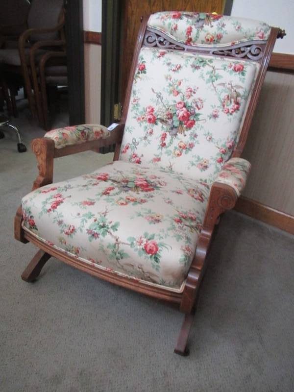 lot 190 image: ANTIQUE ROCKING CHAIR