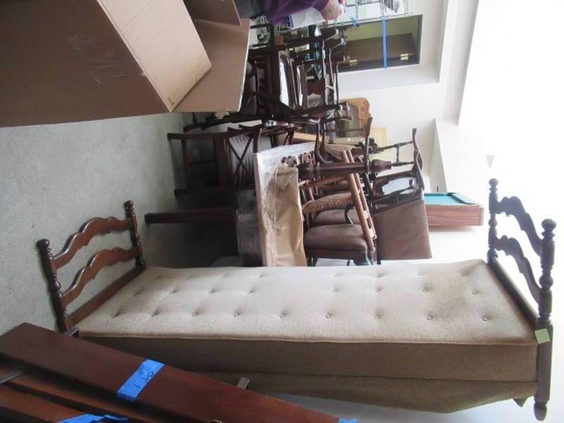 lot 207 image: DAY BED