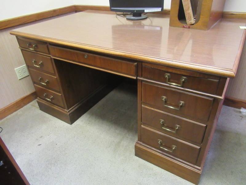 lot 211 image: DESK
