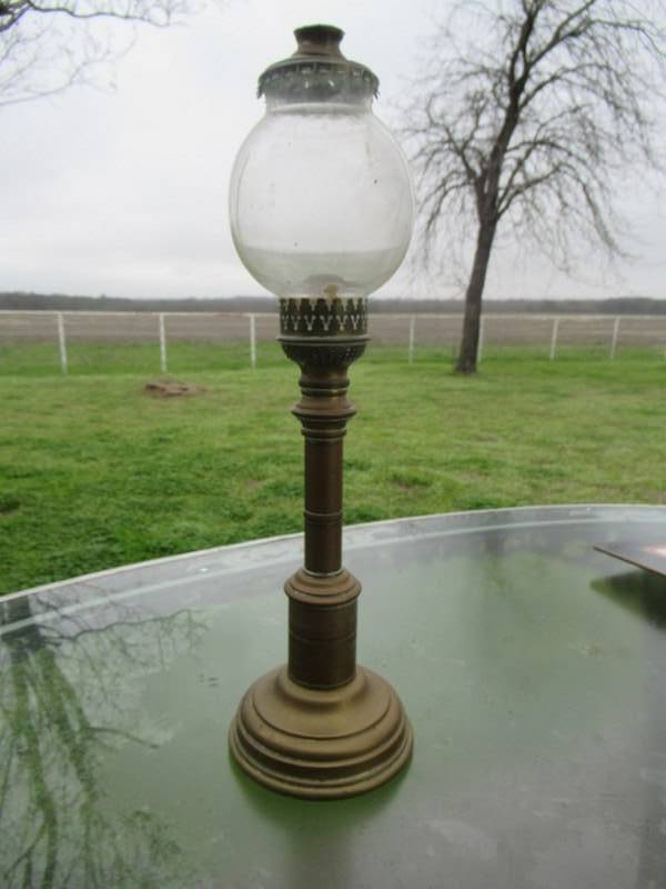 lot 221 image: ANTIQUE LAMP