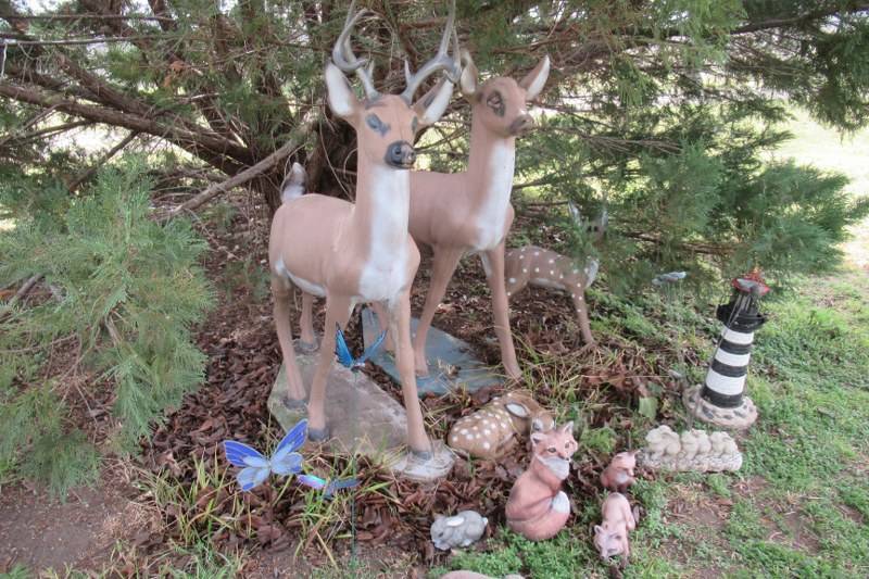 lot 9 image: OUTDOOR ANIMAL YARD DECOR