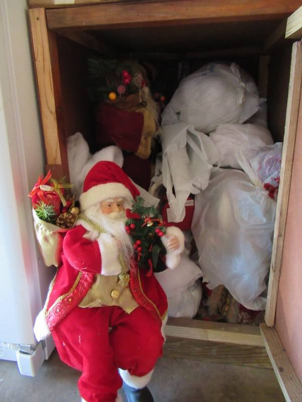 lot 97 image: HOLIDAY DCOR