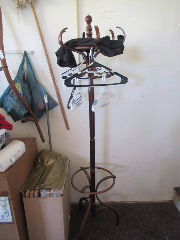 lot 115 image: FURNITURE