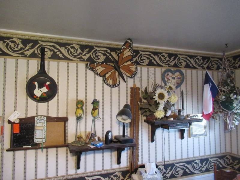 lot 129 image: HOME DECOR