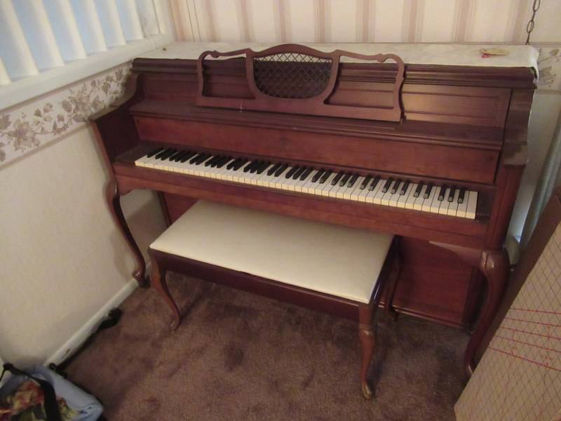 lot 142 image: PIANO