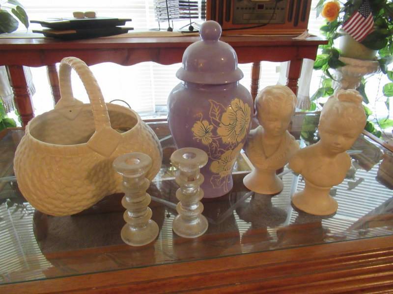 lot 163 image: HOME DECOR