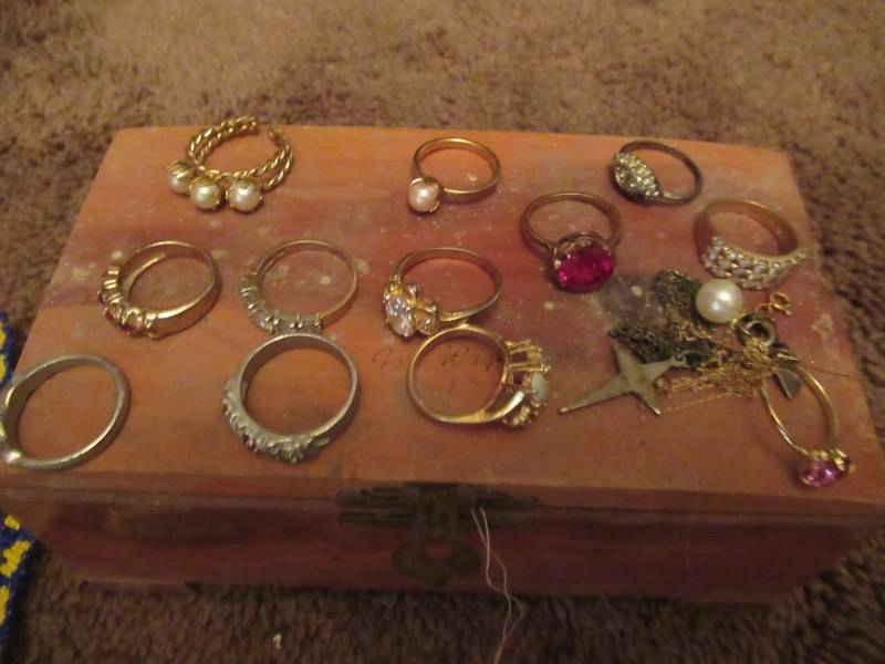 lot 182 image: FASHION JEWELRY