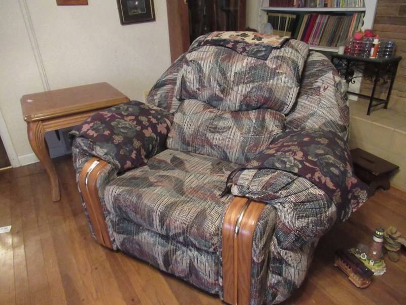 lot 199 image: FURNITURE