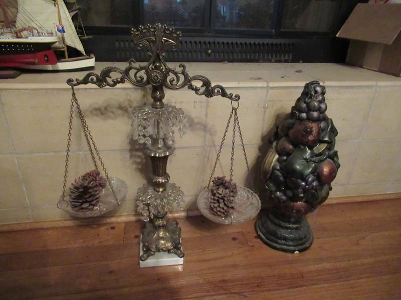 lot 204 image: HOME DECOR