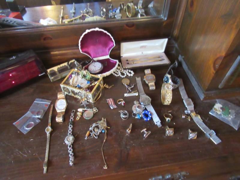 lot 235 image: FASHION JEWELRY