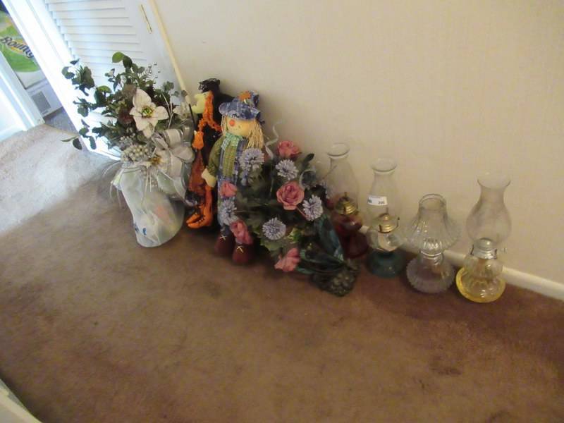 lot 266 image: HOME DECOR