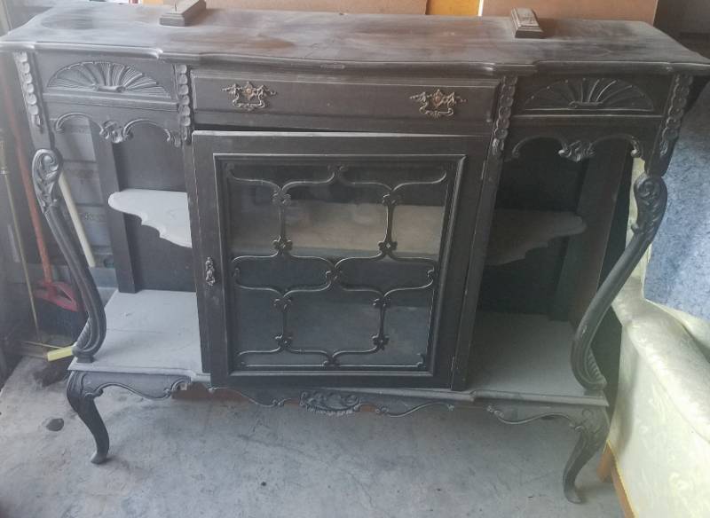 lot 15 image: VINTAGE VANITY DRESSER WITH THREE-PART MIRROR
