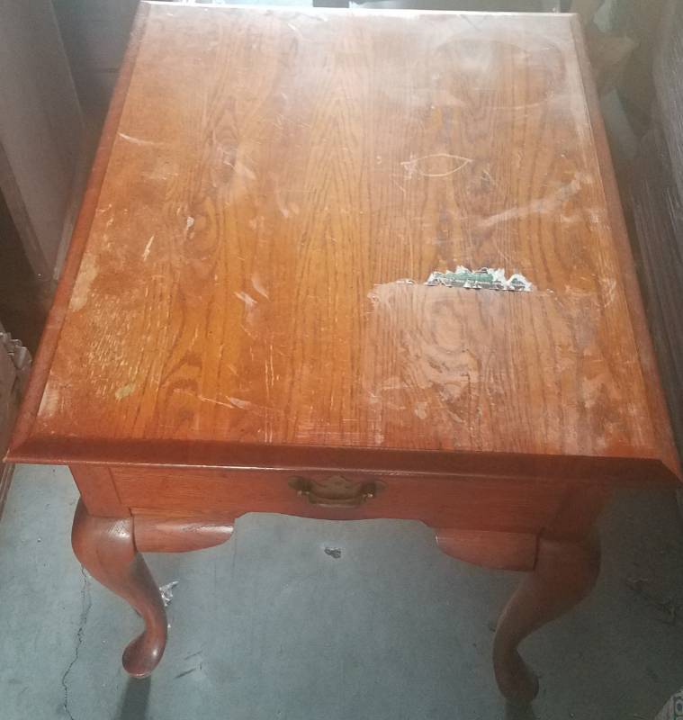 lot 20 image: BROYHILL END TABLE