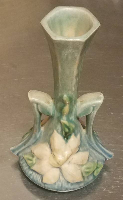 lot 28 image: ROSEVILLE POTTERY CLEMATIS BUD VASE (187-7)