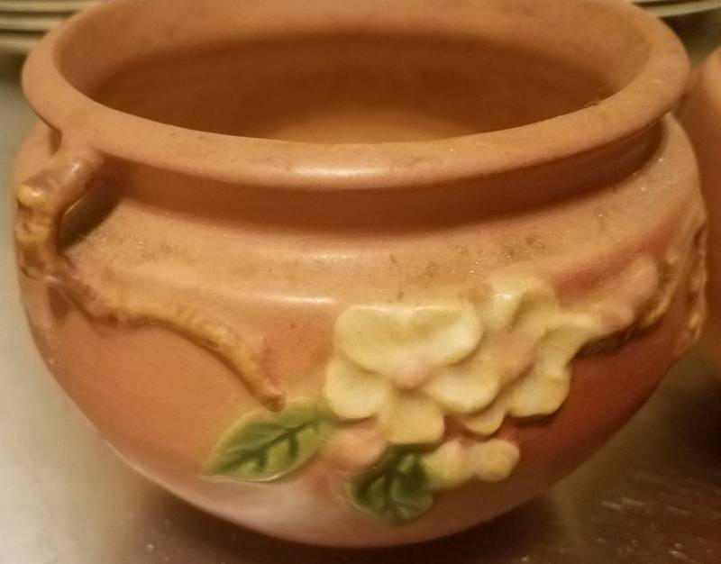 lot 45 image: ROSEVILLE POTTERY APPLE BLOSSOM JARDINIERE (300-4)