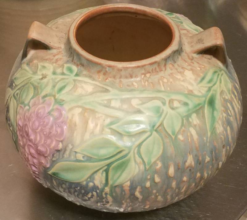 lot 50 image: ROSEVILLE POTTERY WISTERIA VASE (637-6)