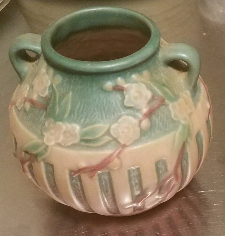 lot 40 image: ROSEVILLE POTTERY CHERRY BLOSSOM VASE (618-5) (1930S)