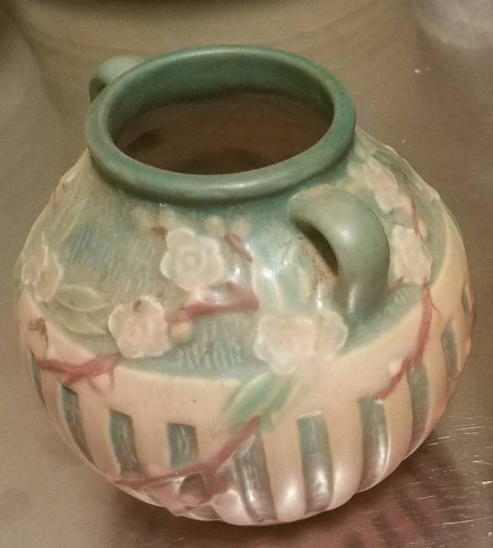 lot 41 image: ROSEVILLE POTTERY CHERRY BLOSSOM VASE (618-5) (1930S)
