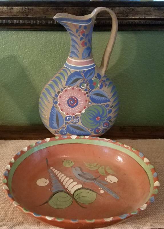 lot 30 image: MEXICAN POTTERY HANDICRAFTS