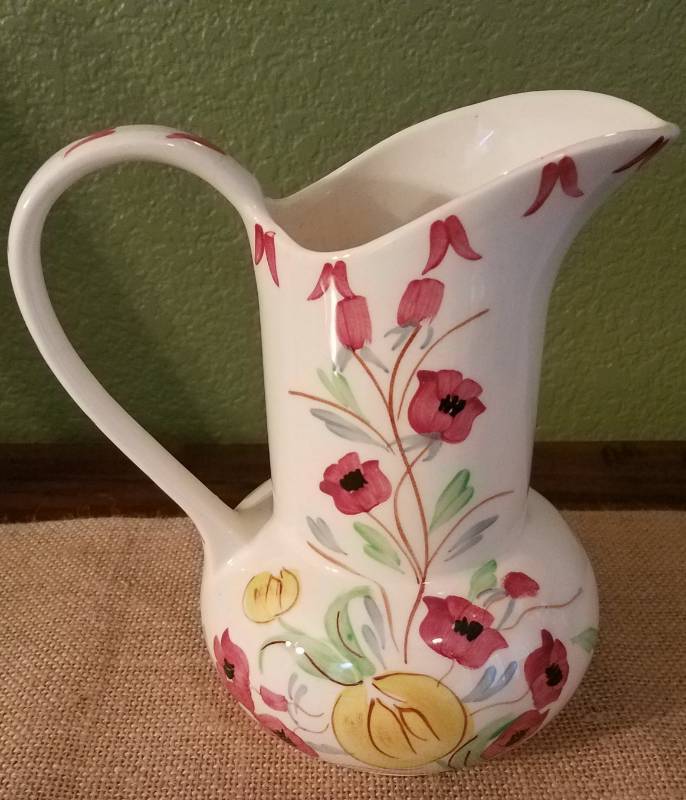 lot 32 image: SOUTHERN POTTERIES USA BLUE RIDGE CHINA CARAFEPITCHER (1950S)
