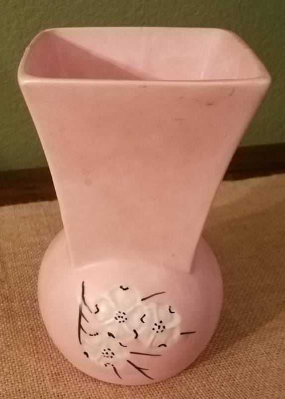lot 27 image: MCCOY POTTERY VASE