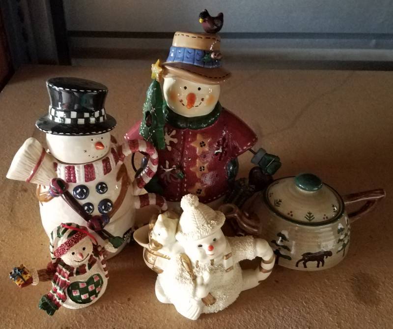 lot 54 image: ASSORTED CHRISTMAS TEAPOTSDECOR