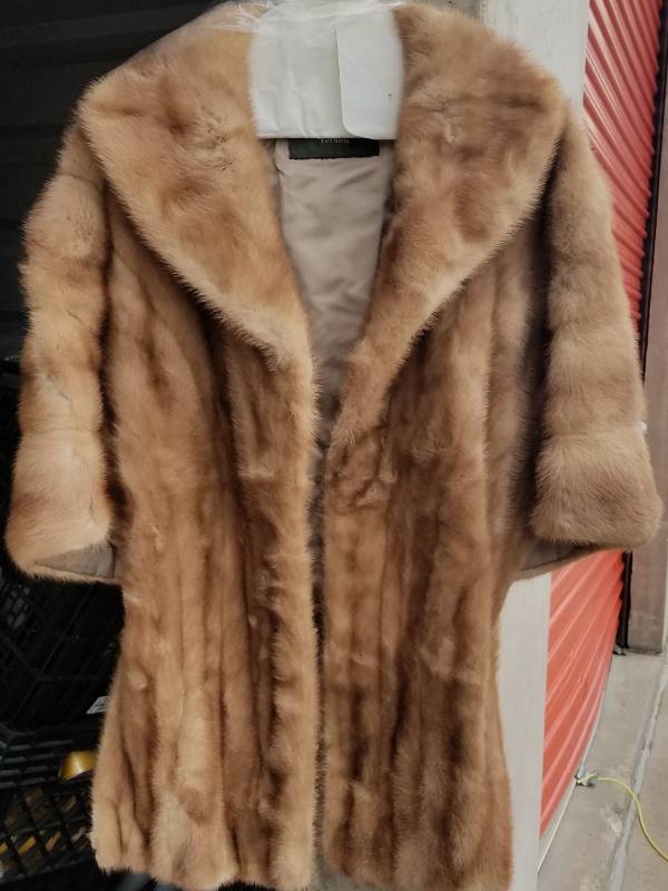 lot 53 image: 1950S - 1960S KOSLOWS FORT WORTH MINK FUR STOLE  SHAWL