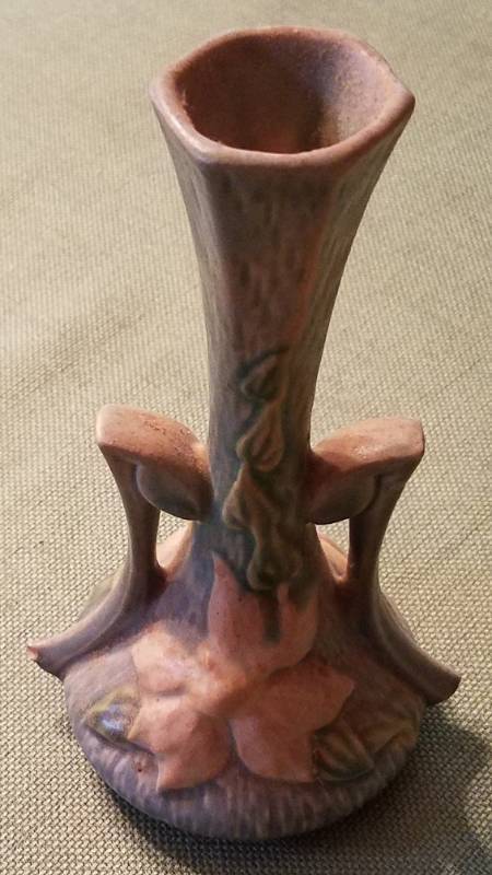 lot 75 image: ROSEVILLE POTTERY CLEMATIS BUD VASE (187-7)