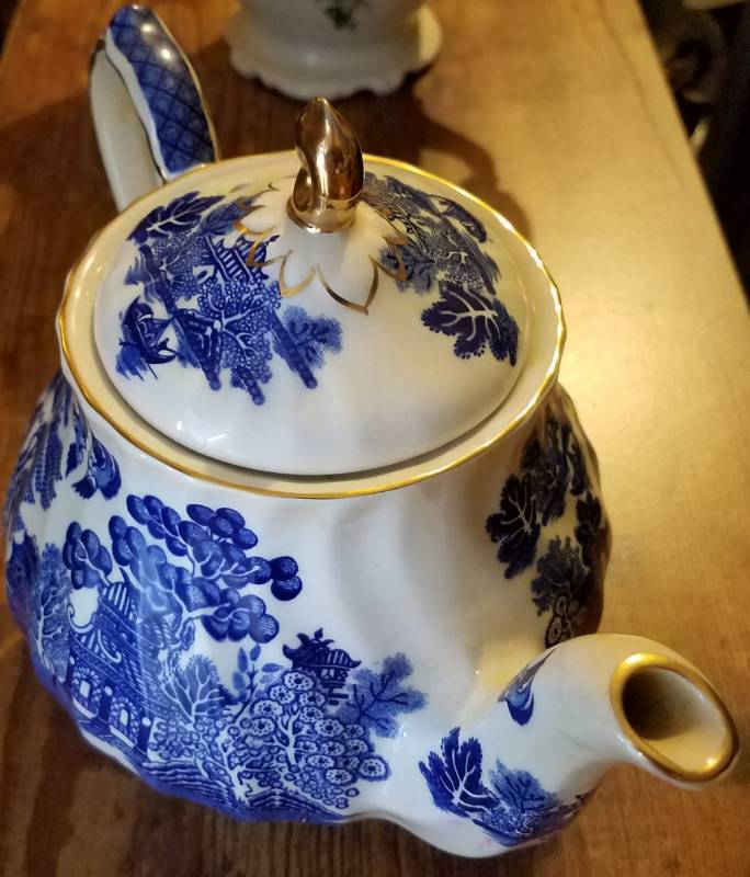 lot 76 image: VINTAGE STAFFORDSHIRE BLUE WILLOW MUSICAL TEAPOT (SAN FRANCISCO MUSIC BOX)