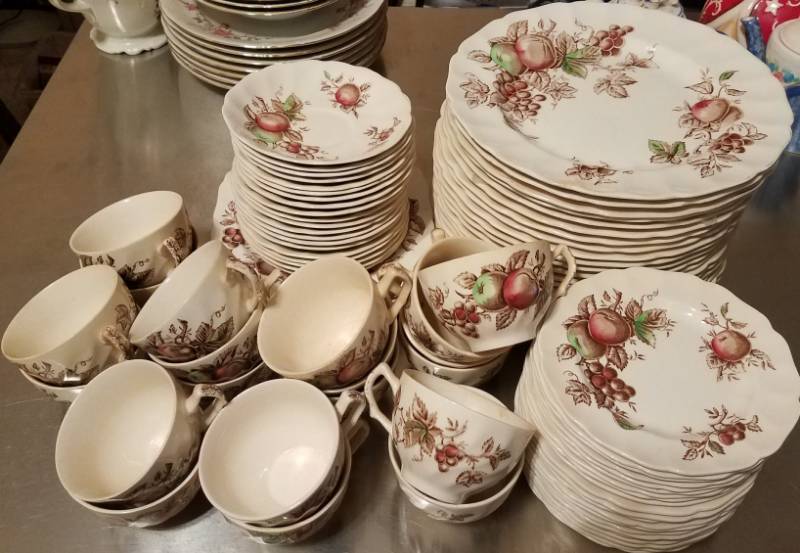 lot 70 image: 1940S JOHNSON BROTHERS IRONSTONE CHINA (ENGLAND)