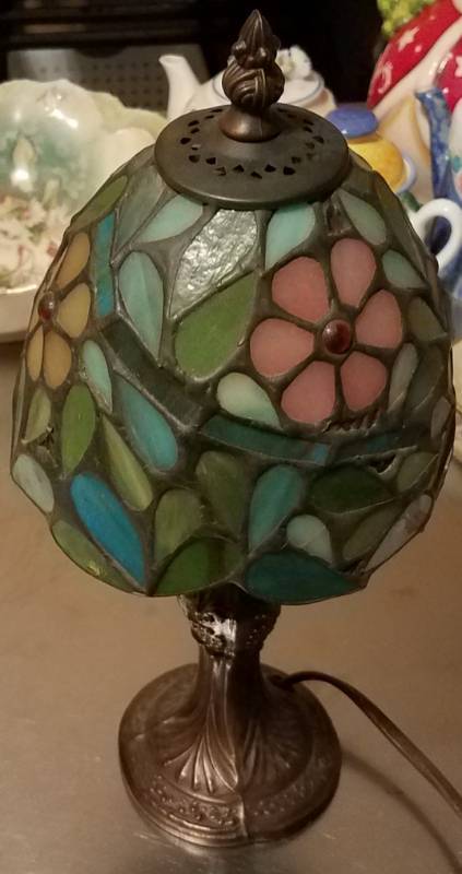 lot 68 image: STAIN GLASS STYLE LAMP