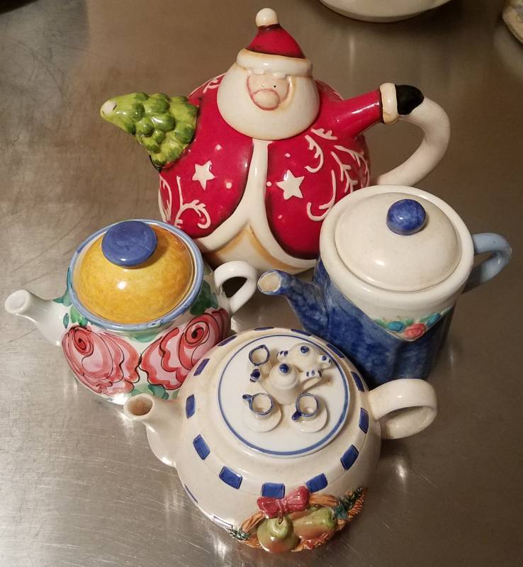 lot 66 image: ASSORTED CERAMIC TEAPOTS