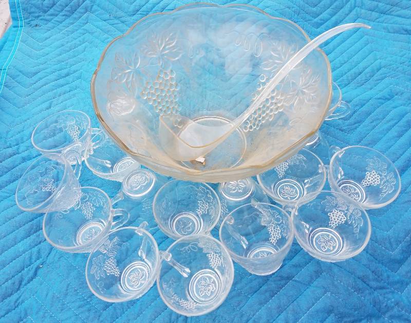 lot 85 image: PUNCH BOWL SET