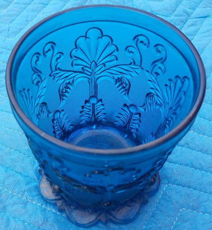 lot 92 image: VINTAGE GLASS VASE