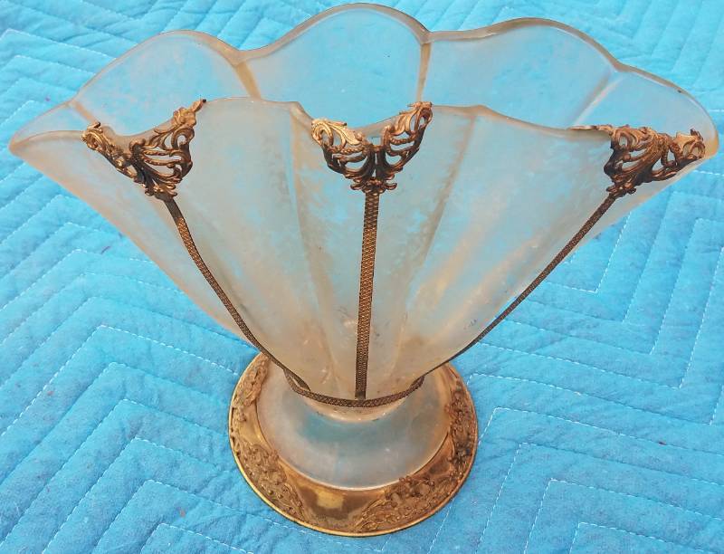 lot 94 image: GLASS VASE