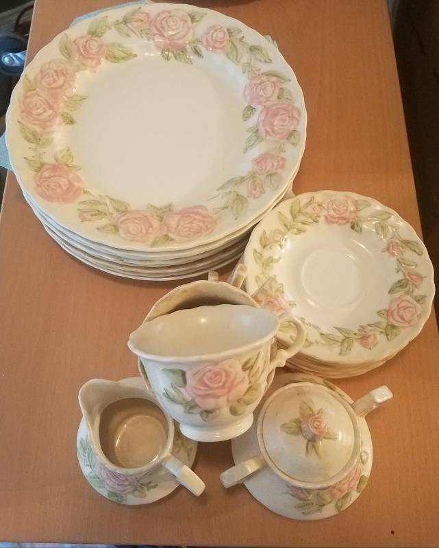 lot 97 image: VINTAGE METLOX VERNON ROSE DISHES