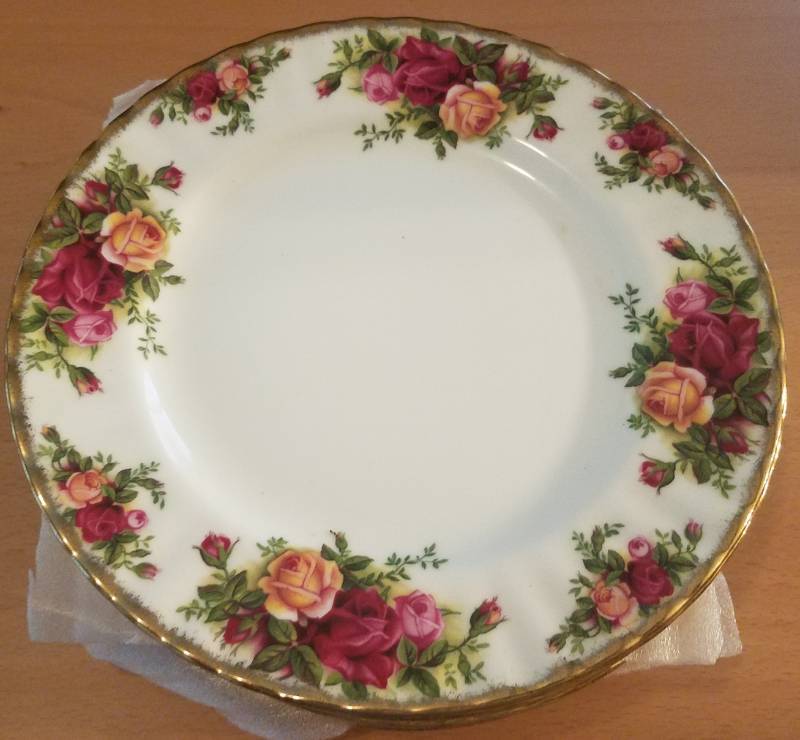lot 98 image: ROYAL ALBERT OLD COUNTRY ROSES PLATES (ENGLAND)