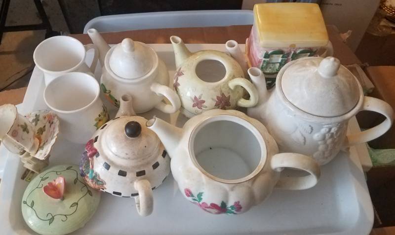 lot 105 image: ASSORTED TEAPOTS