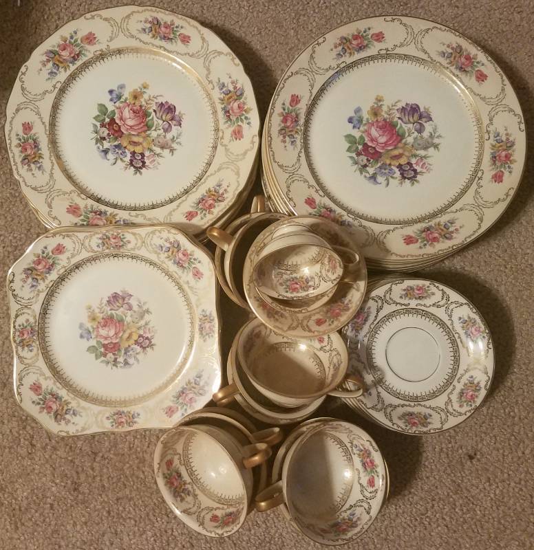 lot 104 image: ROSENTHAL CONTINENTAL IVORY QUEENS BOUQUET CHINADISHES (GERMANY)