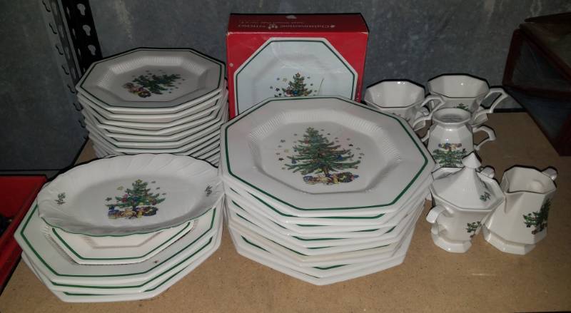 lot 110 image: NIKKO CLASSIC COLLECTION CHRISTMASTIME DINNERWARE SET (JAPAN)