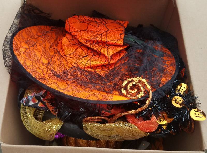 lot 114 image: HALLOWEEN DECORATIONS