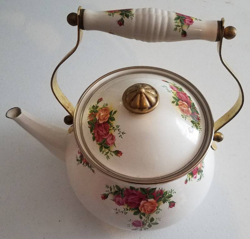 lot 132 image: 1960S ROYAL ALBERT ENAMEL METAL TEAPOT (OLD COUNTRY ROSES)